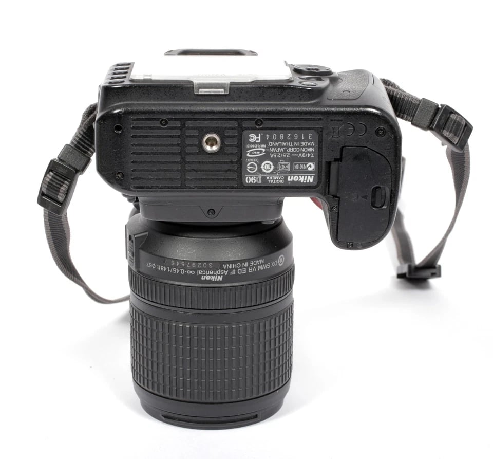 Nikon D90 DSLR with Nikkor 18-140mm F3.5-5.6 VR lens +4GB card+